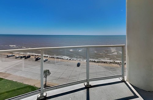 Galveston Condo | Queen of Diamonds | Indoor & Outdoor Pools!