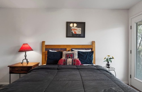 Northeast Santa Fe Hotel | Fort Marcy 95 | Walk to Plaza | Kiva Fireplace | Full Kitchen | Hot Tub | Pool | End Unit | 2 Levels