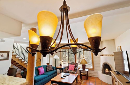 Northeast Santa Fe Hotel | Fort Marcy 23 | Walk to Plaza | Kiva Fireplace | Full Kitchen | Hot Tub | Pool | 2 Levels