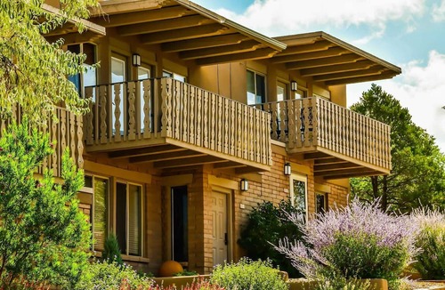Northeast Santa Fe Hotel | Fort Marcy 81 | Walk to Plaza | Wood Fireplace | Full Kitchen | Hot Tub | Pool | Single Level