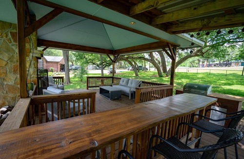 Canyon Lake Apartment | Tiny Home in Canyon Lake 5 mins to Lake & River, Prime Area, Pet Friendly!
