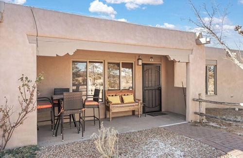 Northeast Santa Fe Hotel | Fort Marcy 32 | Walk to Plaza | Fireplace | Kitchen | Hot Tub | Pool | End Unit | Single Level