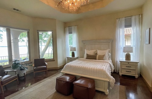 Kerens Villa | Waterfront Lakehouse in gated community