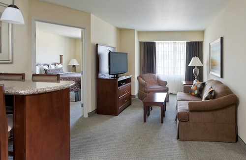 Biggs Field Condo | Queen Suite | Free Daily Breakfast, Outdoor Pool Access + 24h Business Center