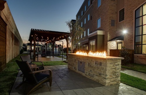 The Colony Apartment | King Studio w/Free Breakfast Buffet & Pool Access Included!