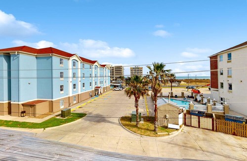 Corpus Christi Condo | Dog-friendly Condo with Pool & Free WiFi - Walk to the Beach