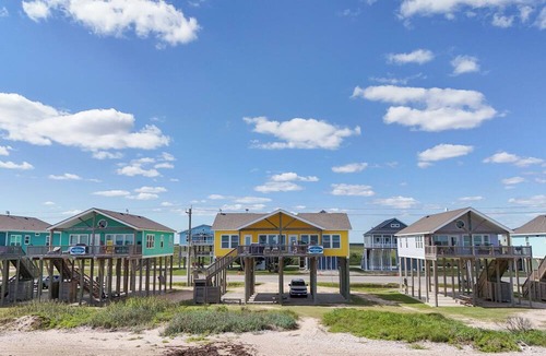 Port Bolivar House | Splash Spacious 3BD 3bath Beachfront! Steps to Beach!