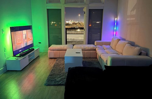 Deep Ellum Apartment | Cozy contemporary & chic Deep Ellum apartment in Dallas’s nightlife district