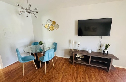 Lower Greenville Apartment | Oram 105: Bright Contemporary Flat Near Greenville Avenue