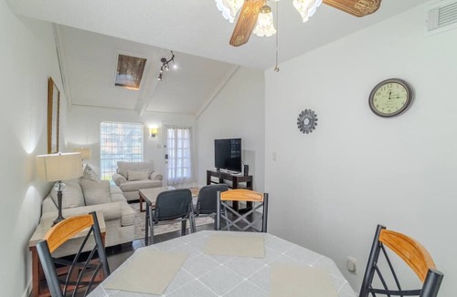 Memorial Apartment | Cozy 2BR Apartment by i10 near City Center