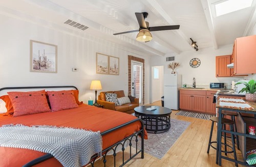 West University Apartment | Bright Private Studio with Great Outdoor Space - Walk to UofA - No Cleaning Fee