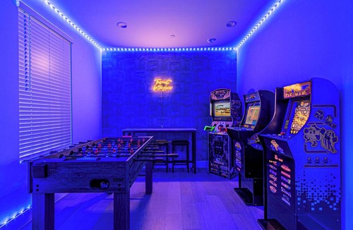 Oak Cliff House | 3BR Townhome Near Bishop Arts Rooftop Views Arcade Games & Garage