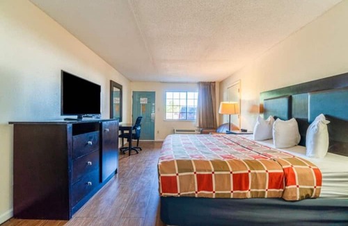 Port Lavaca Hotel | Room w/Free Parking & Seasonal Pool Near Beach | Outdoor Fun & Comfort
