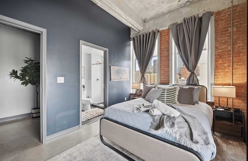 Downtown Dallas Apartment | Stylish Vintage Loft with Valet Parking,Pool & Gym