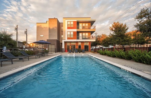 Dallas Apartment | Luxury 2BR Retreat| 3 Mins to Love Field w/Pool + Gym
