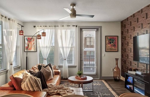 Dallas Apartment | Luxury 2BR Retreat| 3 Mins to Love Field w/Pool + Gym