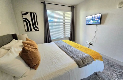 Vickery Meadow Apartment | Café Amor I Suite w/ Resort Amenities by Midtown
