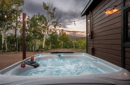 Cripple Creek Cabin | ★ Sleeps 4 ★ Surrounding Mtn + Aspen Vistas + Hot Tub + Game Room