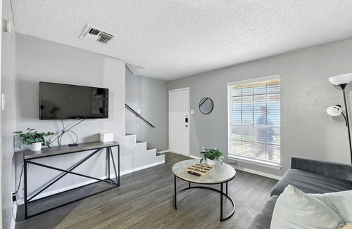 South Arlington Apartment | Pioneer Creek 608-08 I Spacious 1 Bed 1 Bath