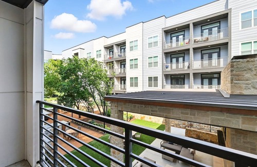 Fort Worth Condo | G94 Lux 2B Condo W/Pool & Gym by Traveller's Comfort in Downtown Fort Worth