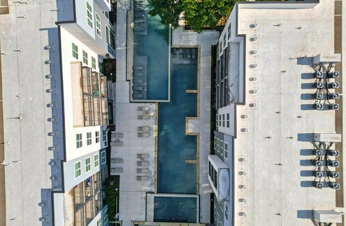 Fort Worth Condo | G94 Lux 2B Condo W/Pool & Gym by Traveller's Comfort in Downtown Fort Worth