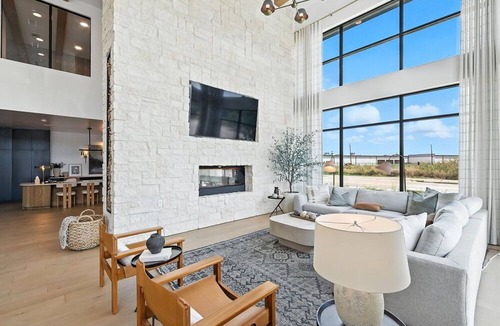 Downtown Fort Worth Condo | G12 Luxury 2B Condo W/Pool & Gym by Traveller's Comfort in Downtown Fort Worth