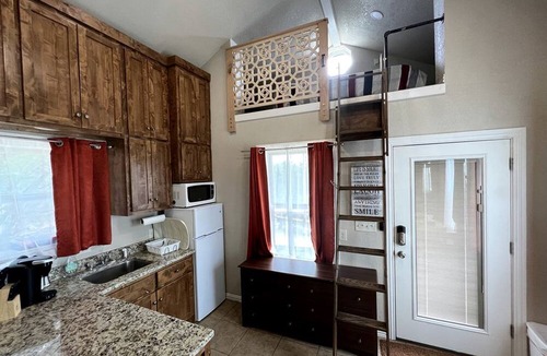 Jacksboro Cabin | Cozy Cabin for Glamping Stay on Lake Godstone, Texas