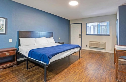 West San Antonio Apartment | King Bed with Kitchenette Non-Smoking