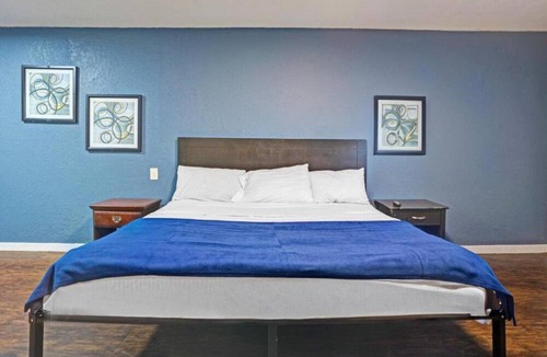 West San Antonio Apartment | King Bed with Kitchenette Non-Smoking