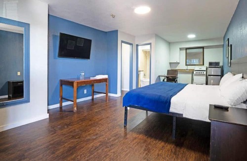 West San Antonio Apartment | King Bed with Kitchenette Non-Smoking