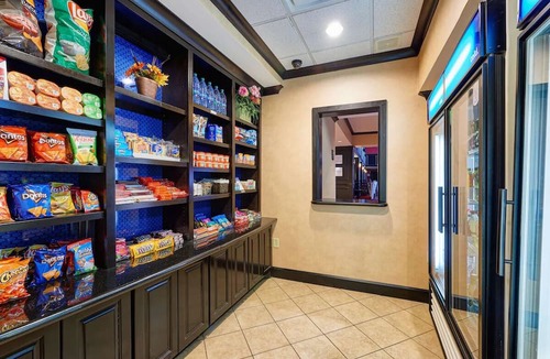 Waco Hotel | Relaxing Stay, Easy Access to I-35! Free Parking & Breakfast | 2 Units, Pool!