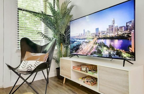 Travis Heights Apartment | ATX Vibes SoCo Suite | Pool, Gym, Rooftop, Parking