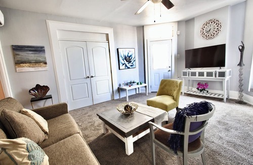 Downtown El Paso Apartment | Cozy 2-bedroom apartment with WiFi, AC in superb El Paso entire unit