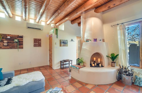 Southside Condo | Bright Santa Fe Condo ~ Half-Mi to Meow Wolf!