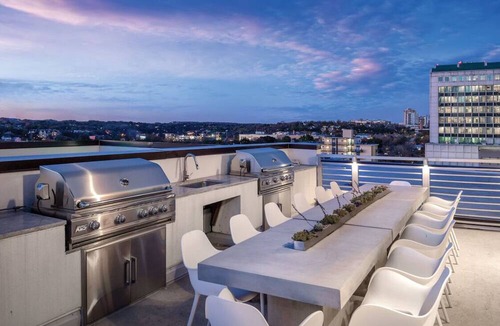 West End Hotel | Charming Austin Resort - Spacious 1 Bedroom Suite