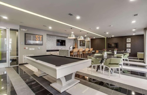 Uptown Apartment | Luxury 2BD | Uptown | Sleeps 8 | Parking