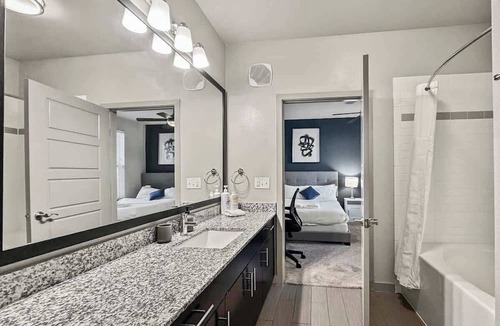 Uptown Apartment | Luxury 2BD | Uptown | Sleeps 8 | Parking
