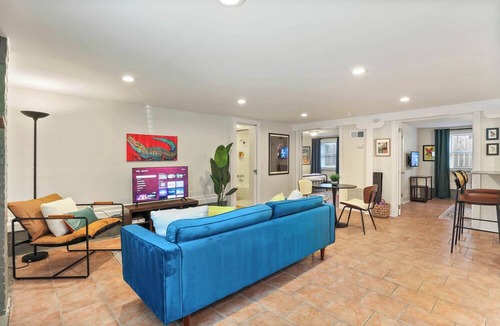 Leonidas Apartment | Cute 2 Bedroom Close to Streetcar & Restaurants