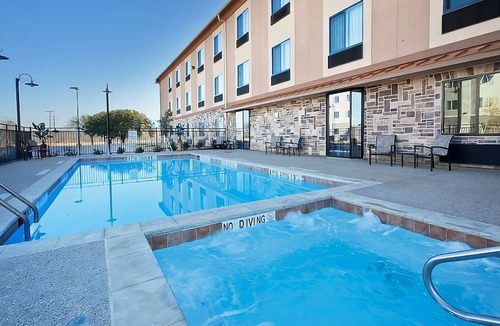 Mineral Wells Hotel | Spacious 2 King Beds Room w/Free Parking + Breakfast! Near Clark Gardens