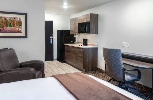 Tucson Hotel | Relaxing Stay | 1 Queen Bed & Recliner Near Parks