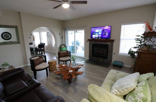 El Paso House | Sunset Escape – Parkside Retreat