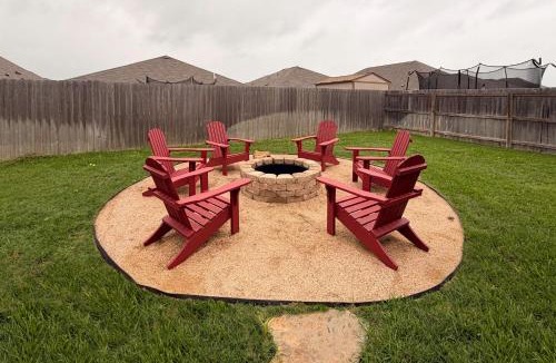 Bryan House | Texas A&M Game Day Hub: Family Retreat w/Yard