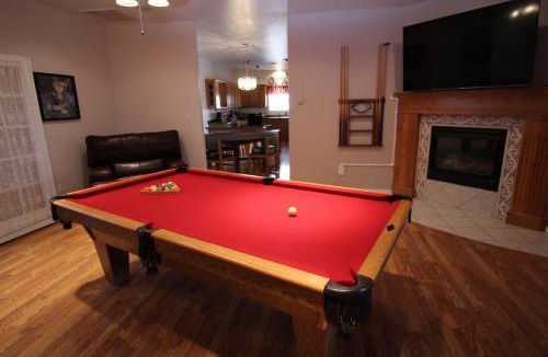 Farmington Villa | The Desert Retreat 9 Beds, Hot Tub Pool table