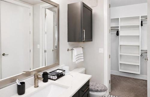 Cityplace Apartment | Uptown Luxe Stay Dallas Skyline View Balcony