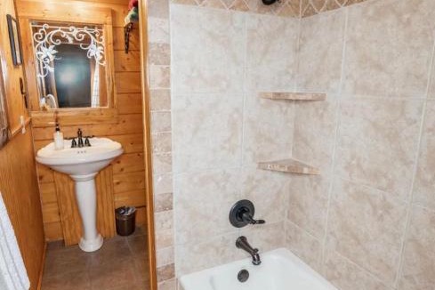 Granbury House | Granbury Family Retreat House and 3 Cabins sleeps 22