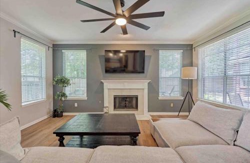 Alden Bridge House | The Woodlands 3BR 1-Story Retreat w Open Kitchen, Grill, and Baby Friendly