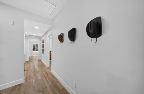 Alden Bridge House | New Luxe 5BR 4BA Pool Villa in The Woodlands