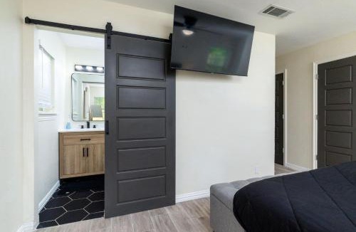 Lake Worth House | Walk to Marina Park - Sleeps 8 - Near Stockyard