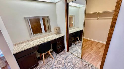 El Paso Apartment | Rare to find 2 bedrooms 1 King bed & 2 Twins beds 2 bathrooms
