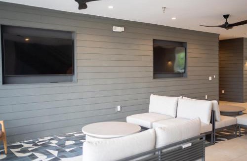 McNeil Apartment | Casita Lone Star - Pool Views - Free Parking